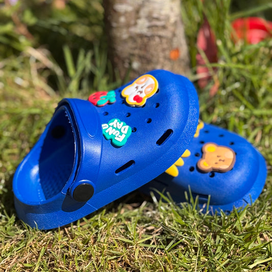 Blauwe kinderklompjes met vrolijke figuren