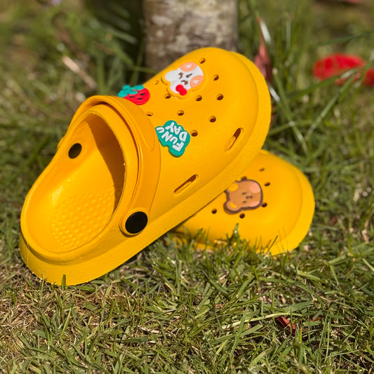 Gele kinderklompjes met vrolijke figuren