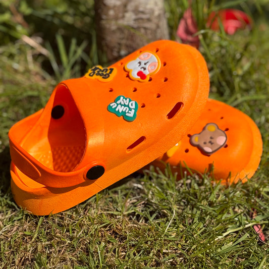 Oranje kinderklompjes met vrolijke figuren