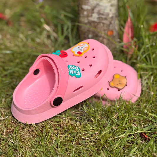 Roze kinderklompjes met vrolijke figuren