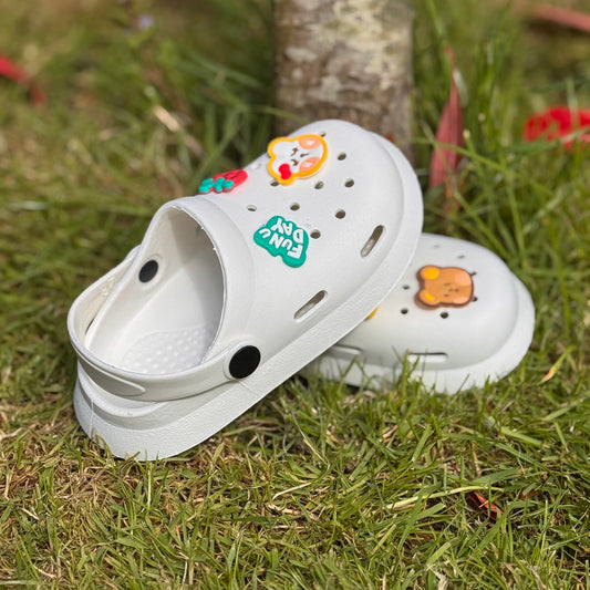 Witte kinderklompjes met vrolijke figuren