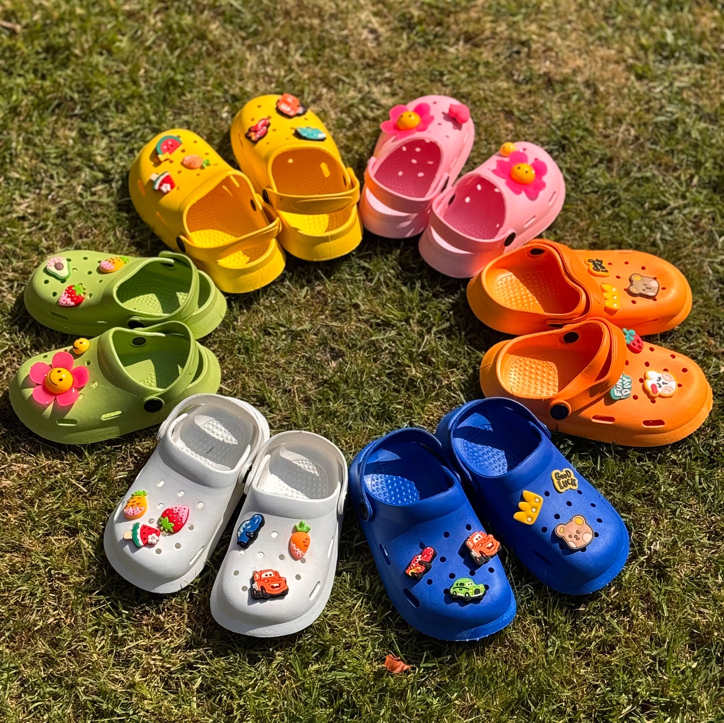 Oranje kinderklompjes met vrolijke figuren