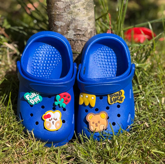 Blauwe kinderklompjes met vrolijke figuren
