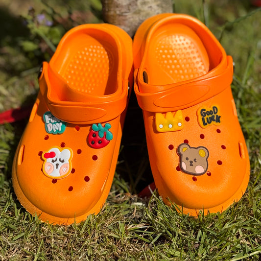 Oranje kinderklompjes met vrolijke figuren